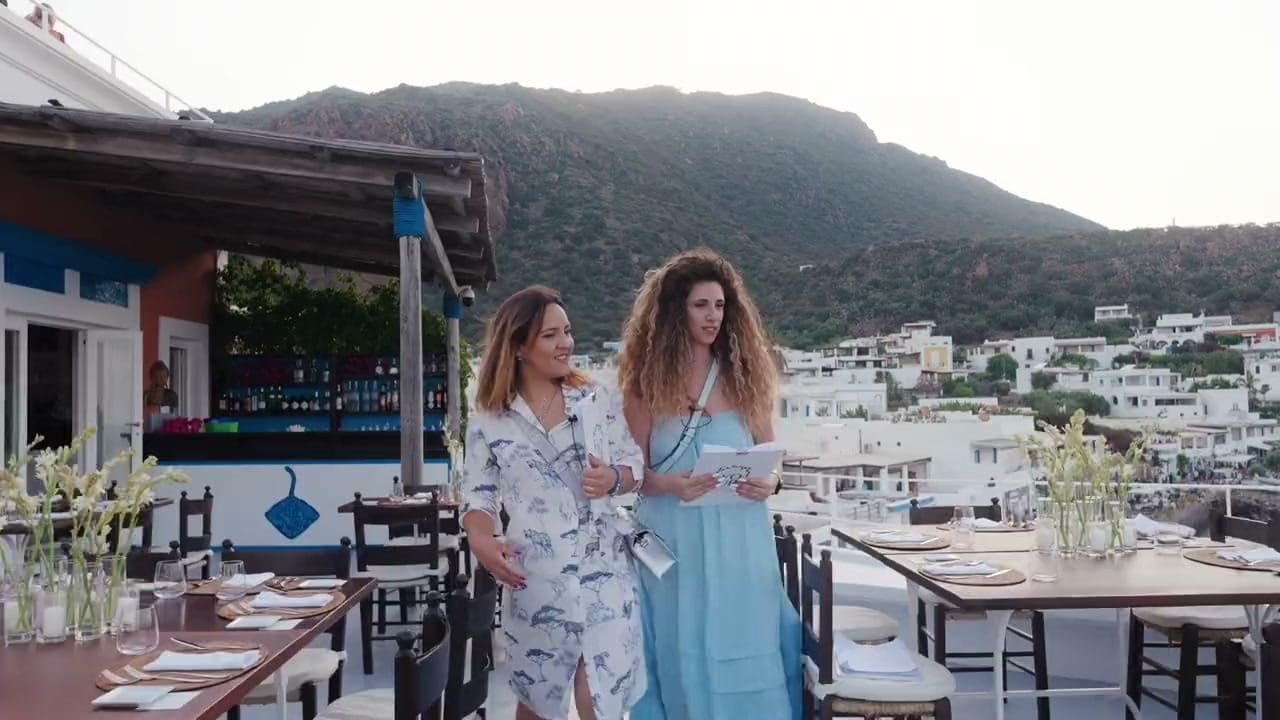 Enza e Roberta preparano un evento su una terrazza sul mare