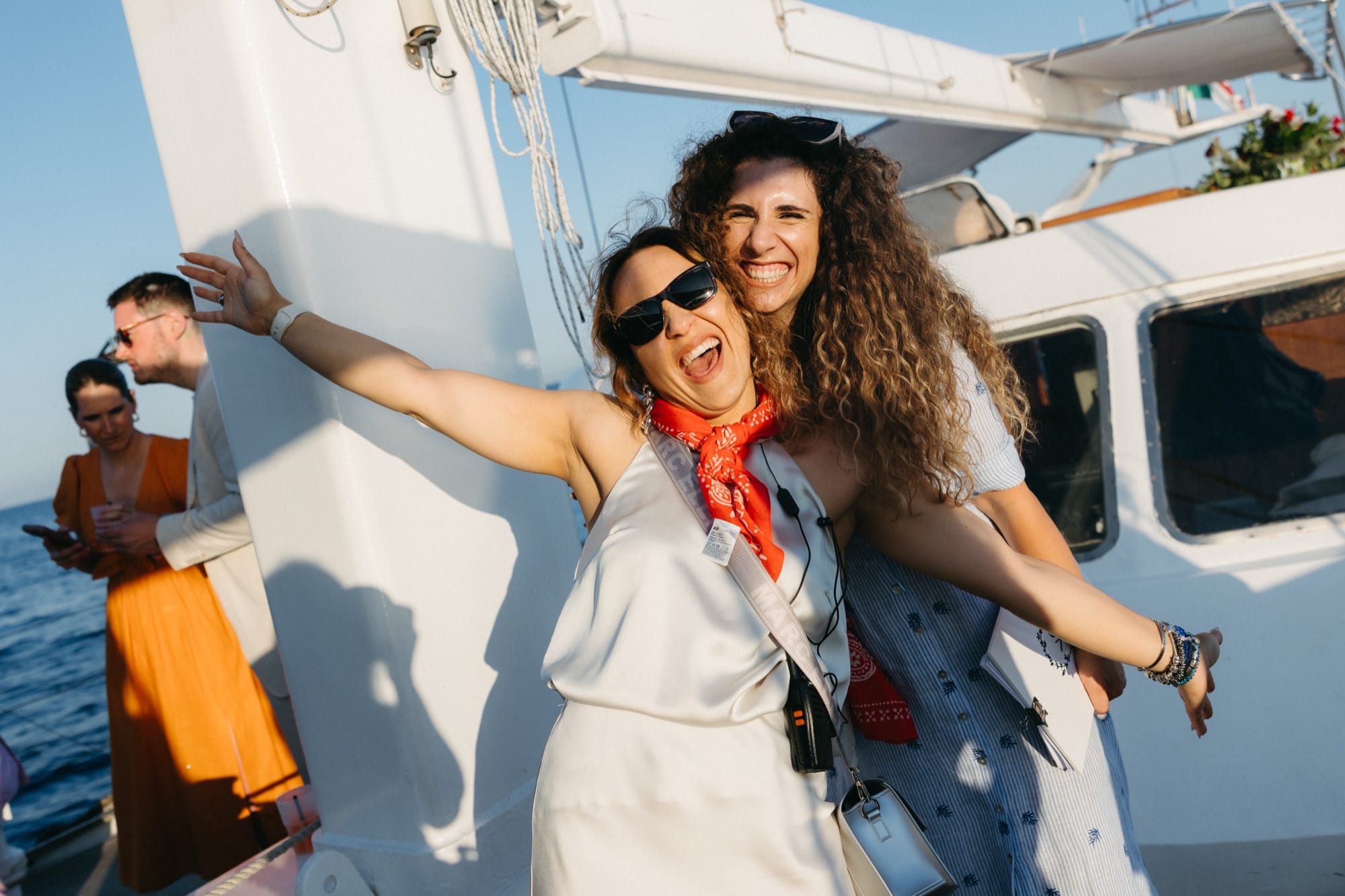 Enza e Roberta in barca lungo la costa