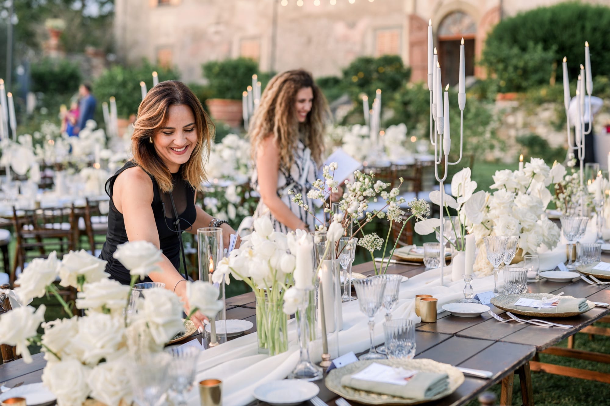 Enza e Roberta preparano una tavolata in villa