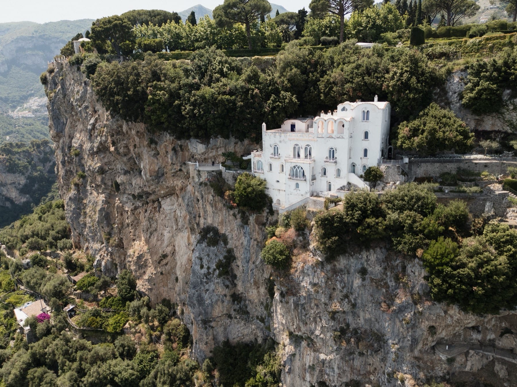 Villa bianca sulla scogliera della Costiera
